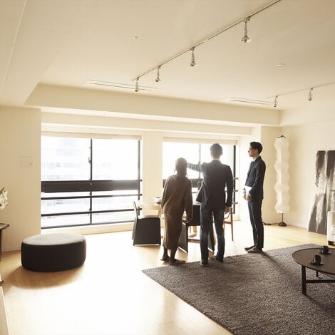 マンションを案内する男性スタッフ