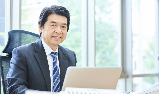 カメラを見つめる代表
